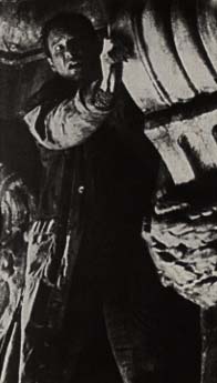 Deckard climbing to roof